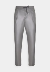 Pantalon en similicuir gris avec taille à cordon, doté de plis à l'avant et de jambes fuselées. Texture lisse au design élégant, sans poches apparentes.