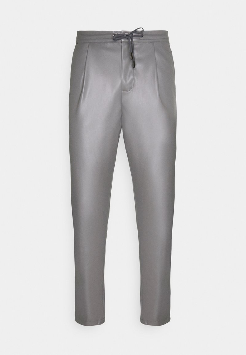 Pantalon en similicuir gris avec taille à cordon, doté de plis à l'avant et de jambes fuselées. Texture lisse au design élégant, sans poches apparentes.