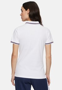 Weißes Poloshirt mit einem gerippten Kragen, der marineblauen und burgunderroten Streifen aufweist. Der Stoff ist glatt und das Design hat kurze Ärmel.