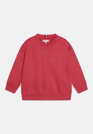 Rotes Sweatshirt mit langen Ärmeln und Rundhalsausschnitt, mit gerippten Bündchen und Saum, kleinem Logo auf der Brust und Druckknöpfen nahe der linken Schulter.