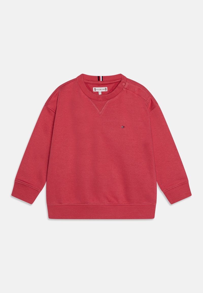 Sweat-shirt rouge à manches longues avec col rond, poignets et ourlet côtelés, petit logo sur la poitrine et boutons-pression près de l'épaule gauche.