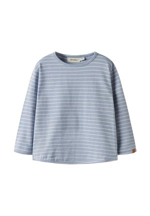 Barns lyseblå skjorte med lange ermer, tynne hvite horisontale striper og rund hals.