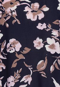 Tecido preto com um padrão floral apresentando flores e folhas em tons de rosa claro e marrom, destacando uma textura suave e um contraste de cores suave.