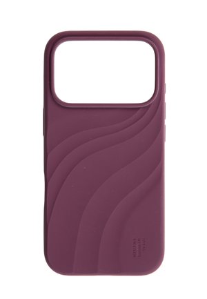 Lilla silikone smartphone-etui med bølget tekstureret design og stor kameraunderskæring, mærket "Ideal of Sweden" i nederste hjørne.
