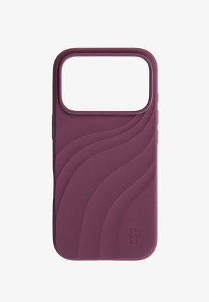Lilla silikone smartphone-etui med bølget tekstureret design og stor kameraunderskæring, mærket "Ideal of Sweden" i nederste hjørne.