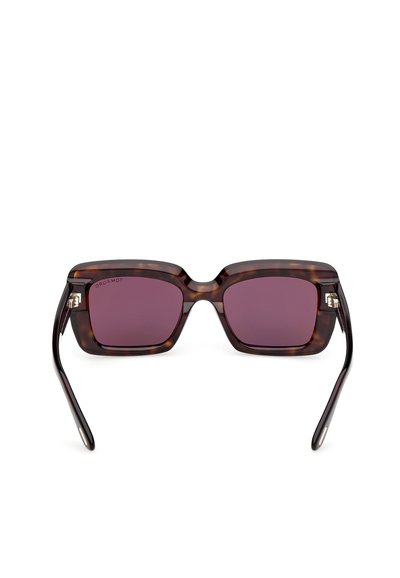 Sköldpaddsmönstrade solglasögon med fyrkantig ram, mörklila linser och detaljerade metalldekorationer vid gångjärnen. Slät yta och elegant design.