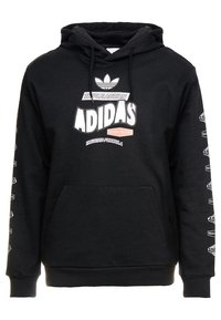 Černá mikina s klokaní kapsou vpředu, která má bílé logo a text Adidas na hrudi a rukávech. Měkký bavlněný materiál.