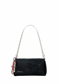 Borsa a mano in pelle nera con motivo floreale in rilievo, tracolla bianca rimovibile e accessori in argento. Presenta un charm rosa. Forma compatta e rettangolare.