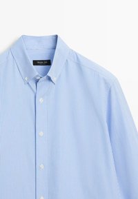 Lichtblauw overhemd met dunne witte verticale strepen, button-down kraag en witte knopen, met label Massimo Dutti.