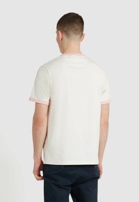 T-shirt a maniche corte in bianco sporco con dettagli rosa chiaro sul colletto e sui polsini, realizzato in tessuto morbido e leggero.