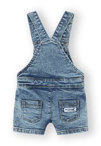 Pantalones cortos de tirantes de denim en azul claro, con tirantes ajustables, un bolsillo frontal y dos bolsillos traseros con un parche de "Salva los océanos".