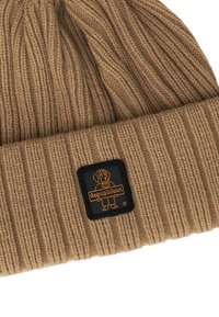 Cappello beanie in maglia marrone con texture a coste, dotato di una toppa rettangolare nera con un design di cane contornato e il testo "RefrigiWear".