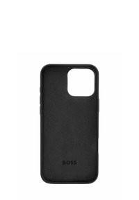 Musta älypuhelimen kuori, jossa on mattapinta, tarkka leikkaus kameralle ja kohokuviolla varustettu "BOSS"-logo pohjassa. Kestävä ja tyylikäs muotoilu.