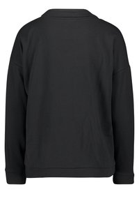Czarna bluza z długimi rękawami, okrągłym dekoltem i luźnym krojem. Wykonana z miękkiego materiału o gładkiej fakturze. Bez widocznych wzorów ani zdobień.