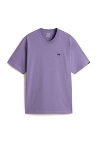 T-shirt Vans violet à manches courtes et col rond, avec petit logo Vans noir sur la poitrine gauche et étiquette sur la manche gauche.