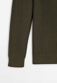 Manica di maglione lavorato a maglia in verde oliva scuro con texture a coste, filato spesso e design del polsino aderente.