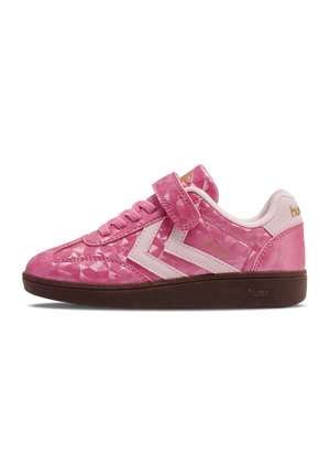 Różowy niski sneaker z geometrycznym wzorem, białymi paskami w jodełkę, różowymi sznurowadłami, paskiem na rzep i ciemnobrązową podeszwą, widok z boku.