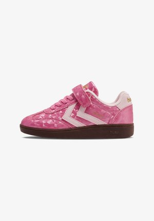 Różowy niski sneaker z geometrycznym wzorem, białymi paskami w jodełkę, różowymi sznurowadłami, paskiem na rzep i ciemnobrązową podeszwą, widok z boku.