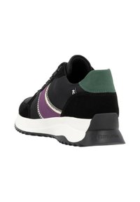 Schwarze Sneaker mit lila und weißem Zickzack-Design, ausgestattet mit einem grünen Wildleder-Hinterteil. Texturiertes Obermaterial mit einer dicken weißen und schwarzen Sohle.