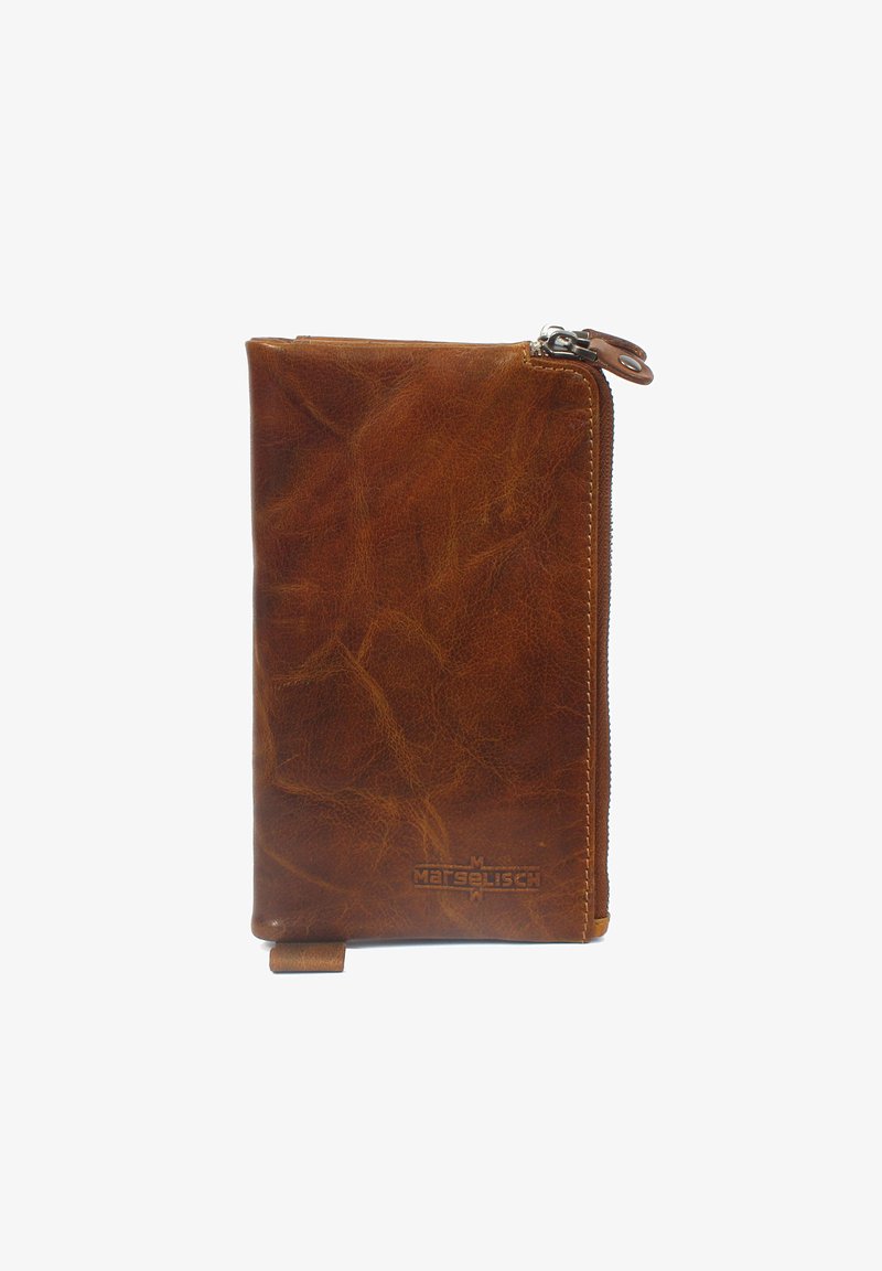 Bruine leren portemonnee met een textuur oppervlak, ritssluiting en een subtiele logo-embossing aan de onderzijde van de voorkant. Compact rechthoekig ontwerp.