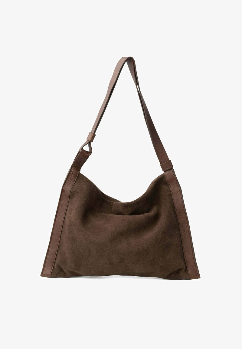 Borsa a tracolla in camoscio marrone con tracolla in pelle liscia, caratterizzata da un design morbido e una tasca frontale per un dettaglio aggiuntivo.