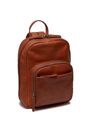 Sac à dos en cuir marron avec une texture lisse, doté d'un compartiment principal zippé, d'une poche avant et d'une poignée de transport supérieure.