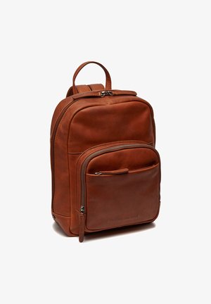 Sac à dos en cuir marron avec une texture lisse, doté d'un compartiment principal zippé, d'une poche avant et d'une poignée de transport supérieure.