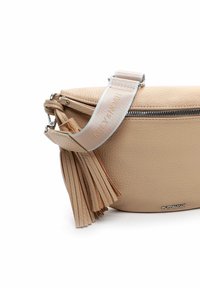 Bolso cruzado de cuero beige con una superficie texturizada, que cuenta con un zipper plateado, una correa ancha etiquetada "EMILY & NOAH" y un detalle de flecos.