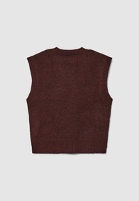 Burgunderfarbener ärmelloser Strickpullover mit hohem Kragen, geripptem Saum und strukturiertem Stoff, der ein einfaches, minimalistisches Design aufweist.