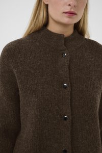 Cardigan de lana marrón con cuello alto, que presenta un tejido texturizado y cinco botones negros que bajan por el frente.