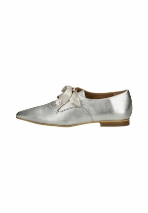 Scarpa oxford metallica argento con punta affusolata, suola piatta e dettaglio in nastro di raso nei lacci. Texture liscia con una leggera finitura screpolata.