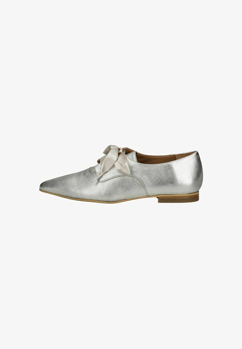 Scarpa oxford metallica argento con punta affusolata, suola piatta e dettaglio in nastro di raso nei lacci. Texture liscia con una leggera finitura screpolata.