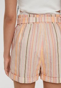 Gestreepte shorts in pastelkleuren van roze, oranje en beige, met een opgerolde zoom en een ceintuur voor een verstelbare pasvorm. Lichtgewicht stof.