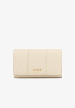 Beige læderpung med syninger og en magnetisk lukning, med en diskret logo på forsiden og en rektangulær form.