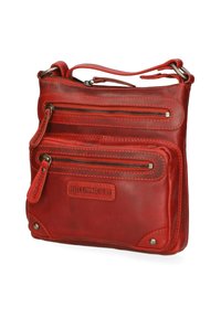 Borsa a tracolla rossa in cuoio con molteplici tasche con zip, texture liscia, cuciture a contrasto e dettagli in metallo sugli angoli.