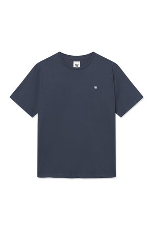 Marineblauwe T-shirt van katoen met een ronde hals, korte mouwen en een klein logopatch op de linkerborst. Soepele stofstructuur.
