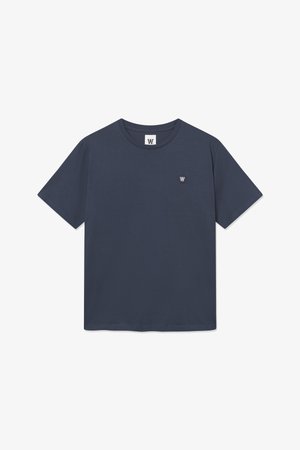 T-shirt bleu marine en coton avec un col rond, des manches courtes et un petit logo brodé sur la poitrine gauche. Texture de tissu lisse.