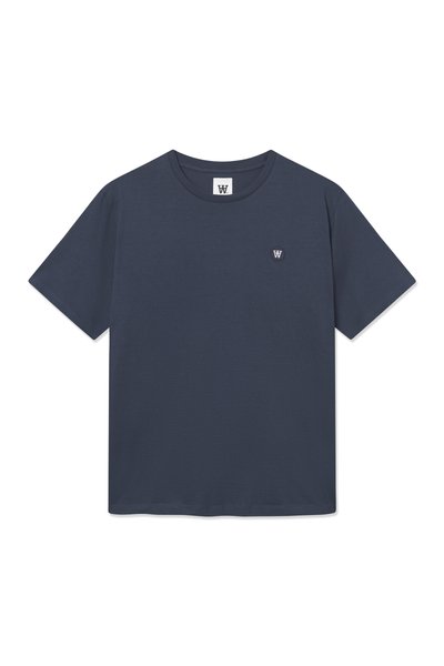 T-shirt bleu marine en coton avec un col rond, des manches courtes et un petit logo brodé sur la poitrine gauche. Texture de tissu lisse.