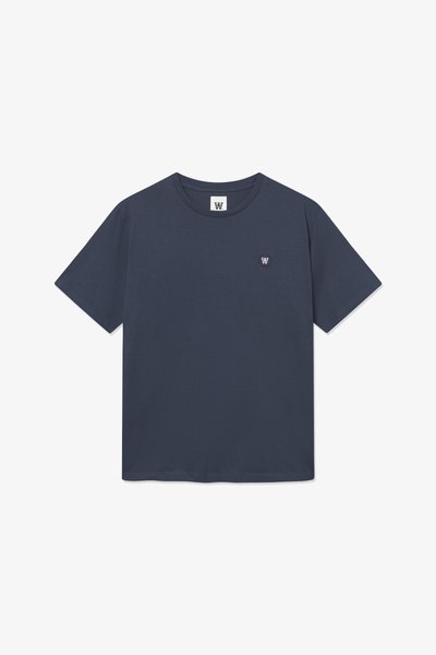 T-shirt bleu marine en coton avec un col rond, des manches courtes et un petit logo brodé sur la poitrine gauche. Texture de tissu lisse.