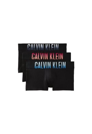 Drie paar zwarte herenboxershorts met brede taillebanden, elk met "Calvin Klein" in gradient blauw, rood en blauw.