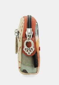 Musterte Geldbörse in Beige mit einem bunten Design. Reißverschluss mit orangefarbenen und schwarzen Stoffakzenten. Silberne Hardwaredetails.
