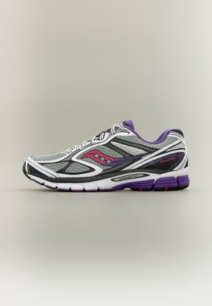 Γκρι και μωβ αθλητικό παπούτσι Saucony με λευκά κορδόνια και μαύρες λεπτομέρειες, με επιγραφή Guide 7 στο πλάι.