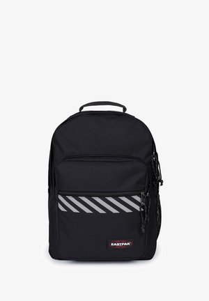 Sort Eastpak rygsæk med frontlynlåslomme og refleksive diagonale striber, bærehåndtag og sidelomme i mesh.
