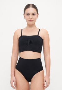 Fekete, két részes fürdőruha szett, amely fitted bandeau felsőből áll, ráncolt középrésszel és magas derekú alsó résszel, mindkettő sima textúrával.