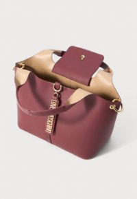 Bordo sünteetilisest materjalist käsipadi, mille beež sisemus, kuldsed detailid ja sildiga, mis ütleb "LOVE MOSCHINO". Omab magnetkinnitus ja tugevaid käepidemeid.