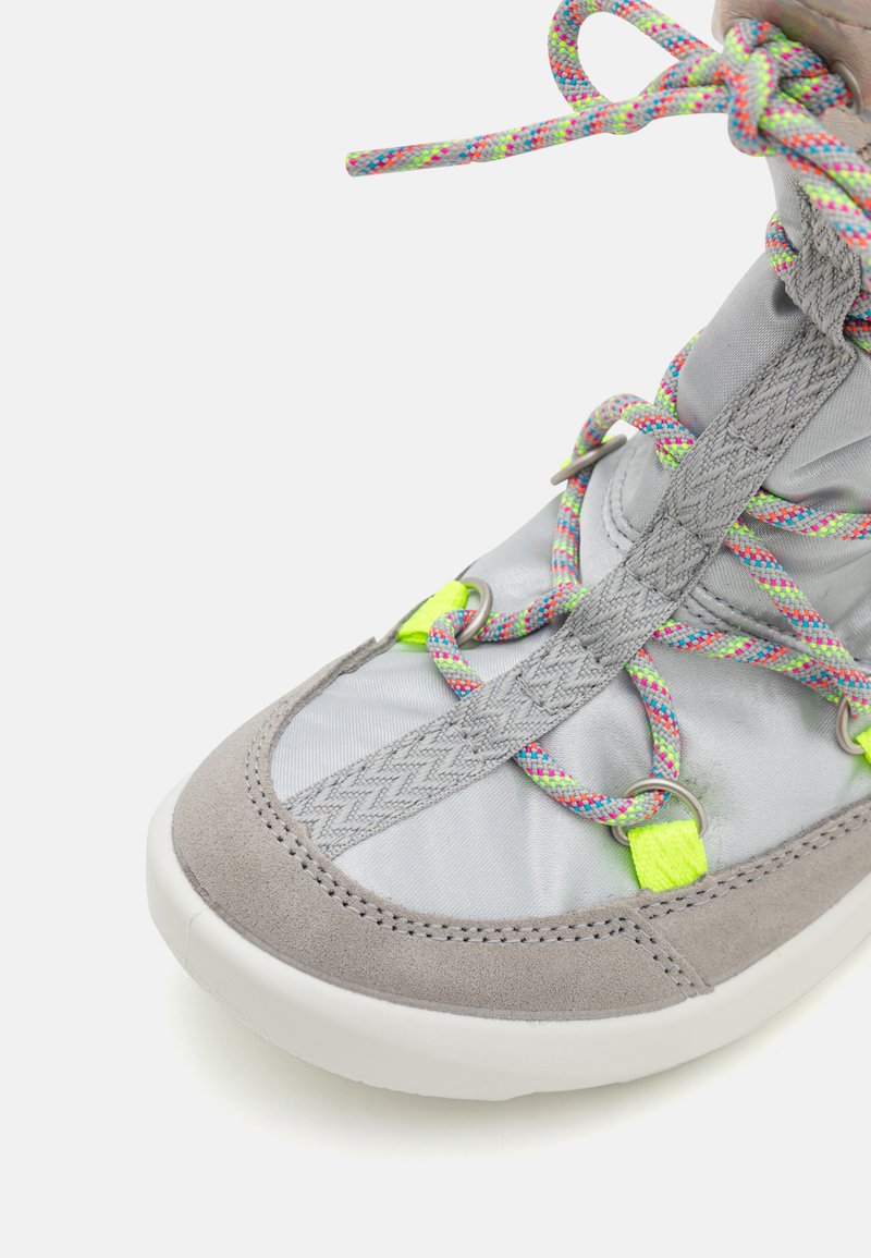Leichte Wanderschuhe mit einer grauen Wildleder-Spitze, reflektierendem grauen Stoff, bunten geflochtenen Schnürsenkeln und leuchtend gelben Akzenten.