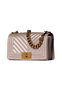 Beige, gesteppte Handtasche mit goldener Kettenriemen, ausgestattet mit einem auffälligen goldenen Verschluss und strukturierten Designlinien auf der Vorderseite.