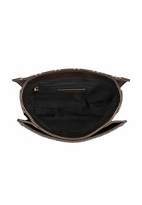 Widok z góry na wnętrze ciemnobrązowej torebki z czarnym materiałowym podszewką i zamykaną na suwak kieszenią po jednej stronie.