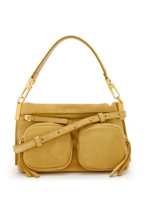 Senfgelbe Wildleder-Handtasche mit zwei vorderen Reißverschlusstaschen, einem oberen Reißverschluss, abnehmbarem Riemen und goldenen Designelementen.