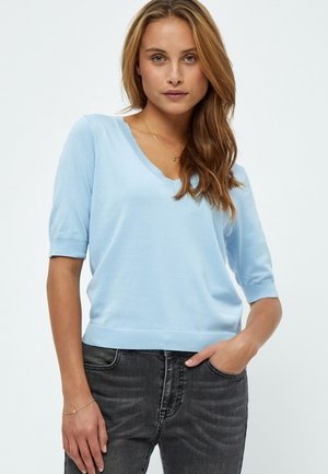 Minus MIMILLA V- NECK KNIT TEE 1 - Paprasti marškinėliai - ice blue